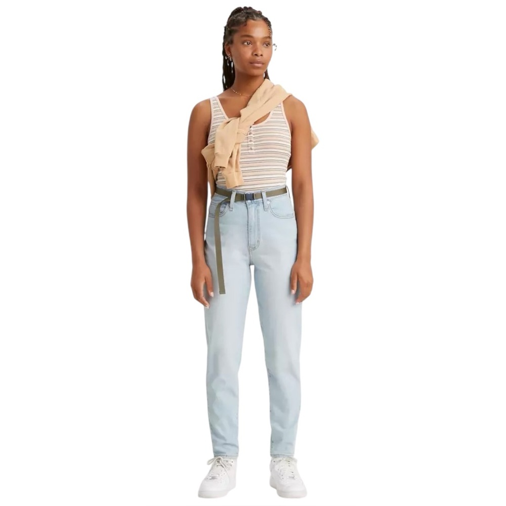 Levi’s High Waisted Taper Jeans in Light Wash Size 31
